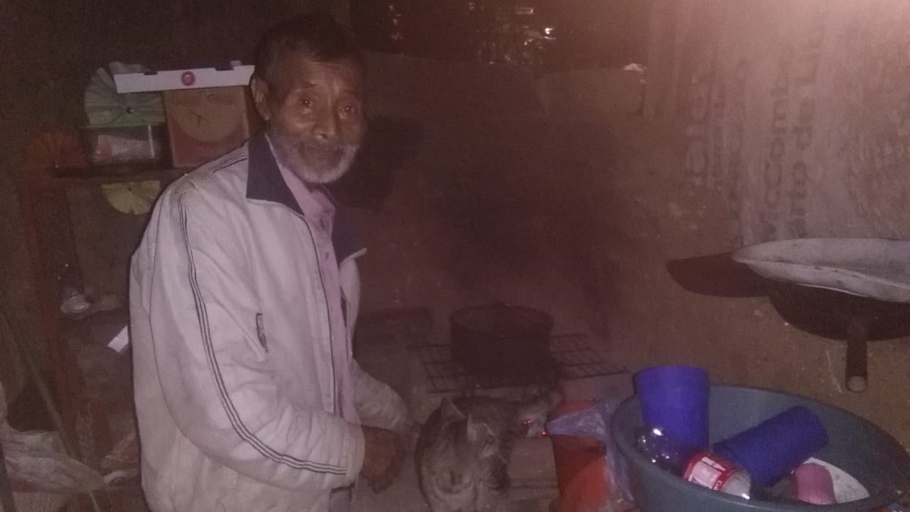 Imagen Principal de Nota: Abuelito hondureño sueña con levantar su casa de madera; vive en condiciones de pobreza extrema