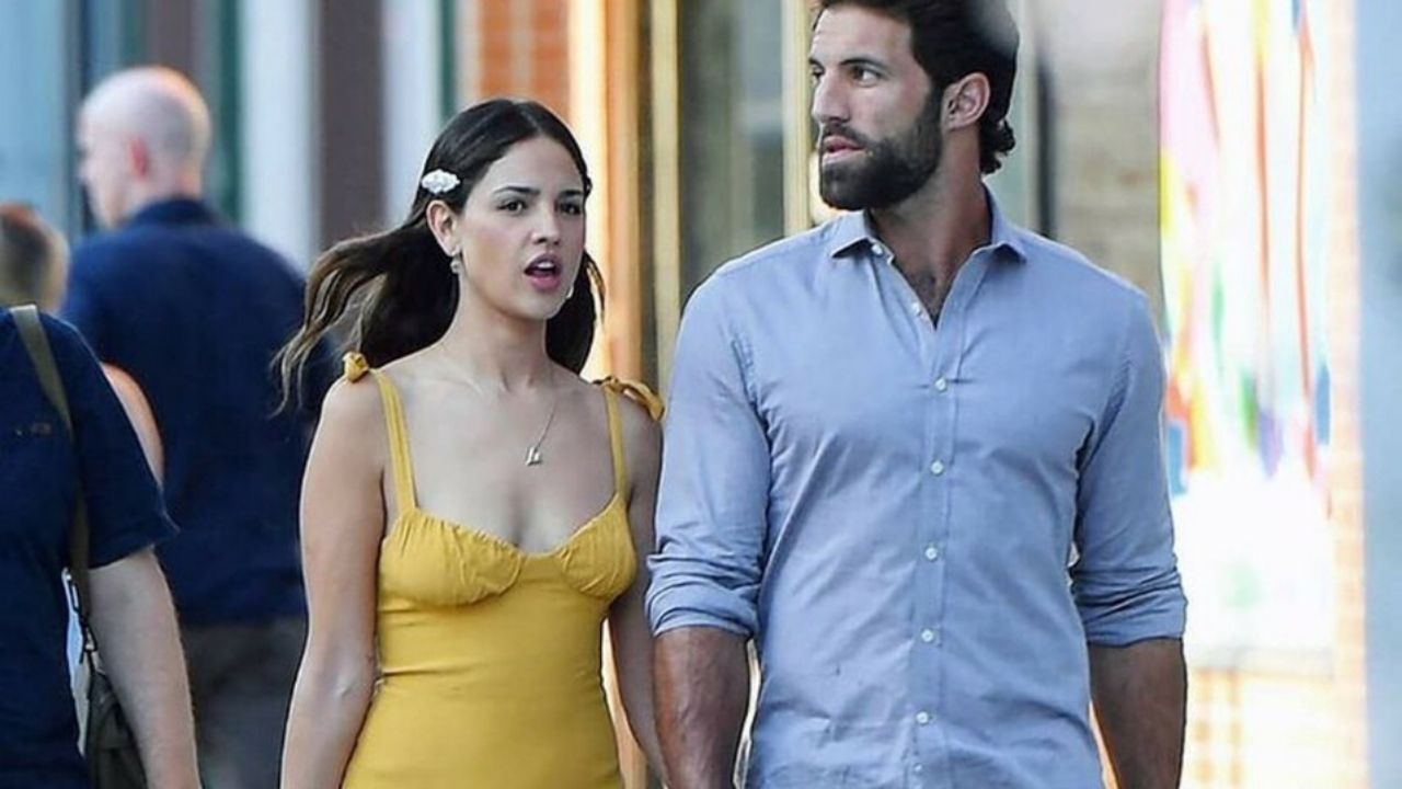 Imagen de ¡Muy románticos! Eiza Gonzalez es vista disfrutando de una vacaciones junto a su novio