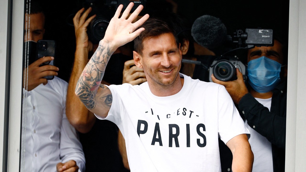 Imagen Principal de Nota: ¡OFICIAL! Lionel Messi llega a Francia para fichar por el PSG