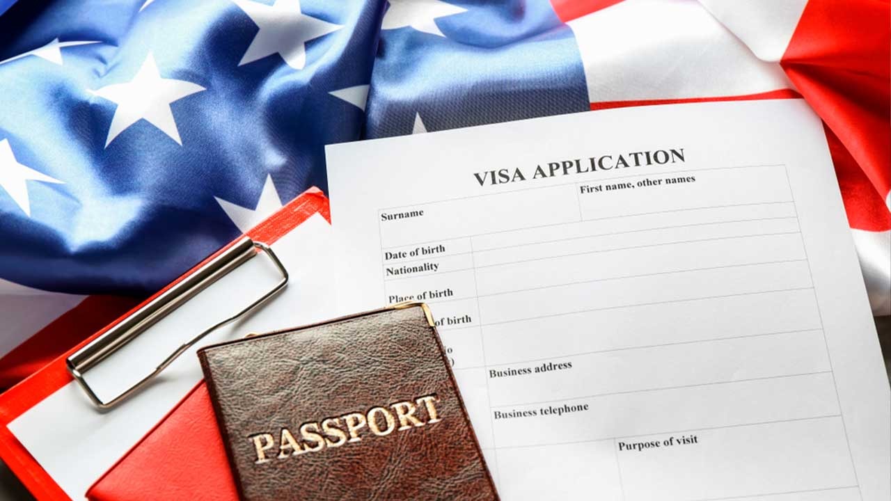 Imagen Principal de Nota: Las Mañanas del 5: ¿Una recomendación política me puede ayudar al solicitar una visa de turista?