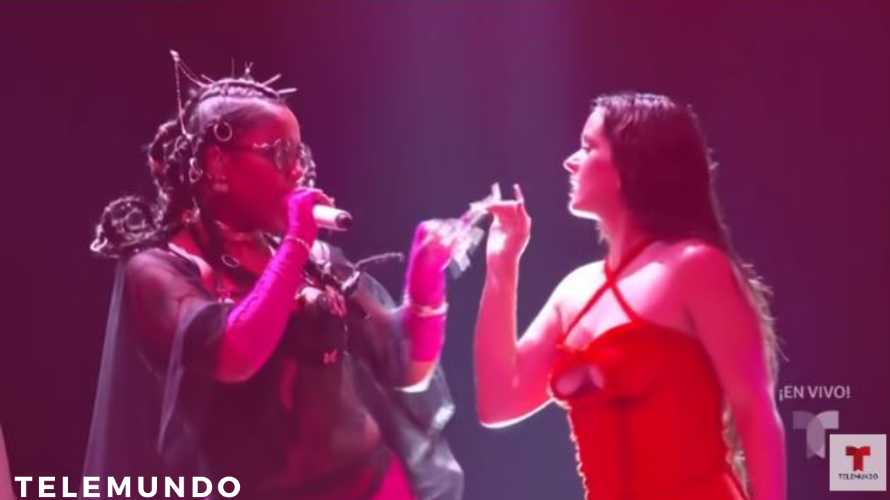 Imagen Principal de Nota: Así fue el tremendo beso en la boca que le dieron a Rosalía en Premios Billboard durante su show