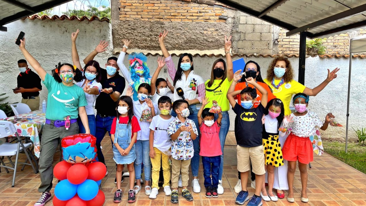 Imagen Principal de Nota: Las mañanas del 5 y Operación Sonrisa regalan sonrisas en el Día del Niño