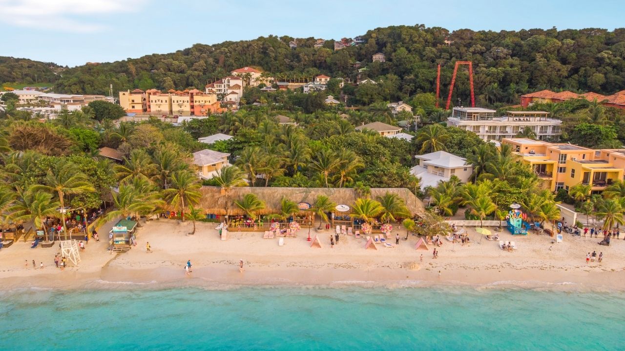 Imagen Principal de Nota: ¿Sabías que ir a la playa trae beneficios a tu salud? Descubre 4 razones para vacacionar esta Semana Morazánica