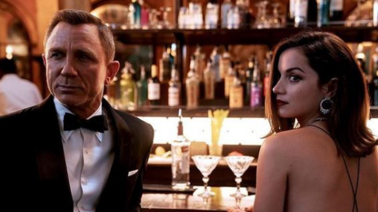 Imagen Principal de Nota: Ana de Armas en plena premier de su película sufre accidente que deja descubierto uno de sus senos