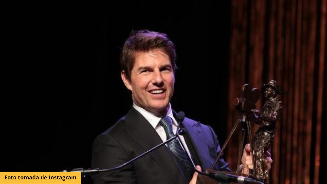 Imagen de Tom Cruise es visto con un rostro diferente en un partido de béisbol