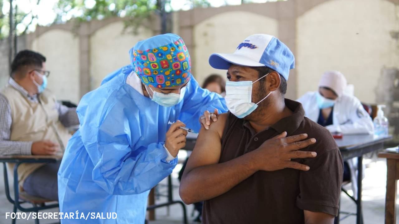 Imagen Principal de Nota: ¡Atención!  Estos son los centros de vacunación con dosis de refuerzo en Tegucigalpa, Honduras