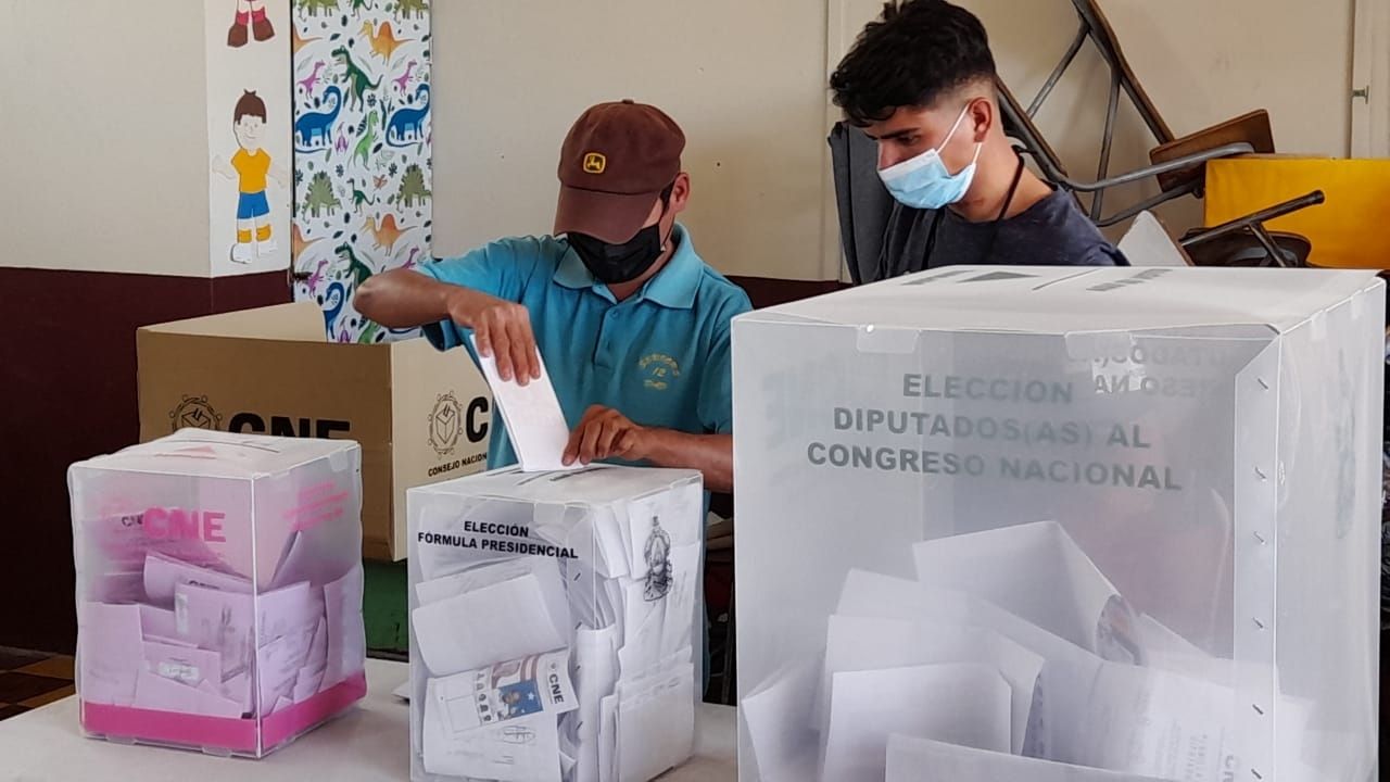 Imagen Principal de Nota: CNE pide que se mantengan abiertos los centros de votación hasta que vote el último ciudadano