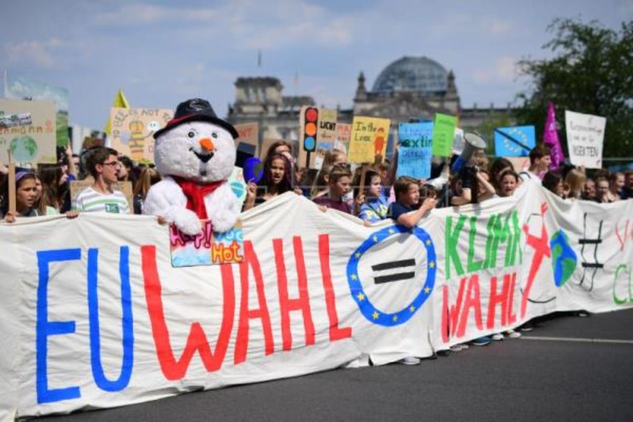 Imagen Principal de Nota: Más de 100 mil personas protestan en Cumbre Mundial contra el Cambio Climático en Glasgow, Escocia