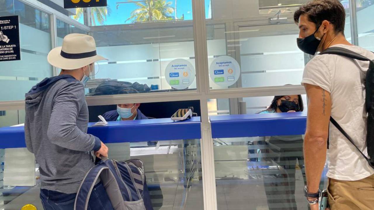 Imagen de El Salvador ya no pedirá prueba covid ni carnet de vacunación a extranjeros para su ingreso