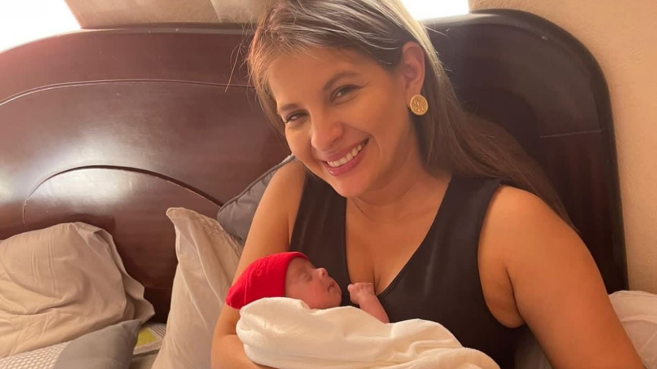 Imagen Principal de Nota: Dan de alta al bebé de Cristina Rodríguez después de tres semanas interno y así celebró la familia su llegada a casa
