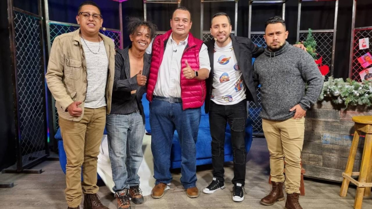 Imagen Principal de Nota: El Inquilino: Jorge Aldana llega a Los del Cuarto y se quita los zapatos; mira quién se atrevió a ponérselos