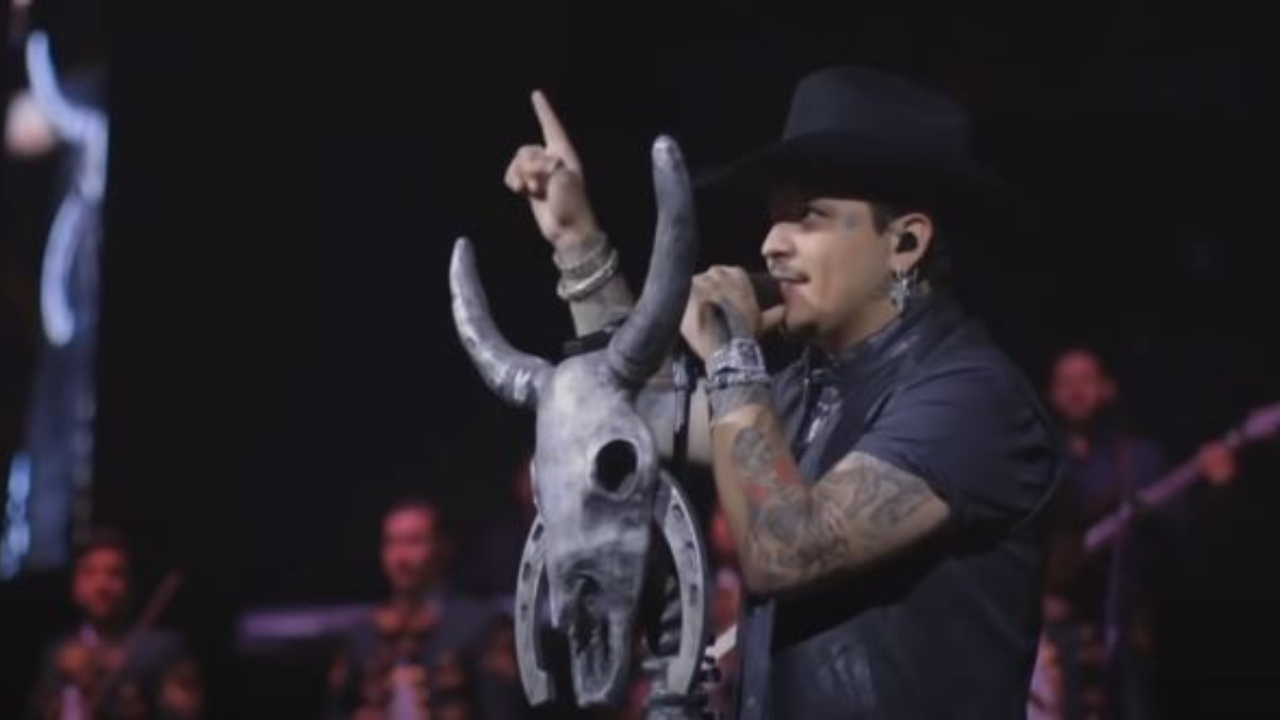 Imagen de 'Honor a quien honor merece': Christian Nodal homenajea a Vicente Fernández en pleno concierto