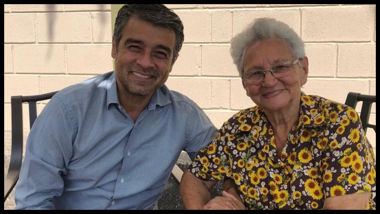 Imagen de Madre de Pineda Chacón le canta melodía con guitarra en mano