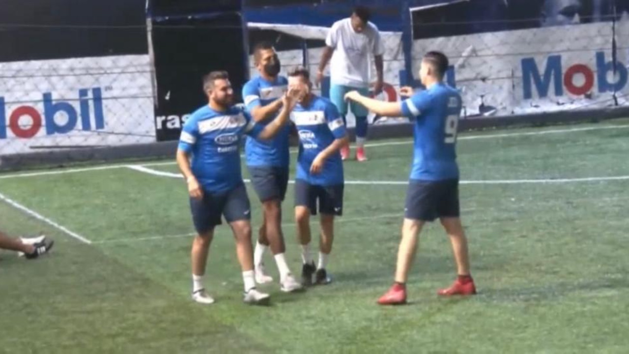 Imagen de Carlo Costly anotó el primer gol del partido benéfico entre artistas y creadores de contenido