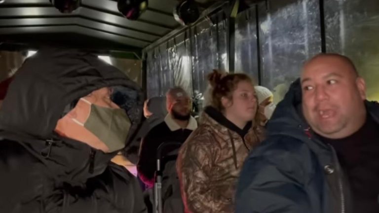 Imagen Principal de Nota: Hombre canta canción de Elvis Crespo sin saber que lo tenía al lado: ¡Así reaccionó el artista!