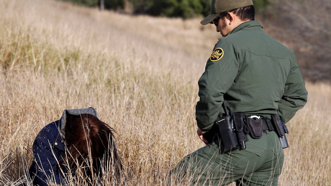 Imagen Principal de Nota: ¿Por qué un policía no puede arrestar a migrantes en la frontera de Texas?