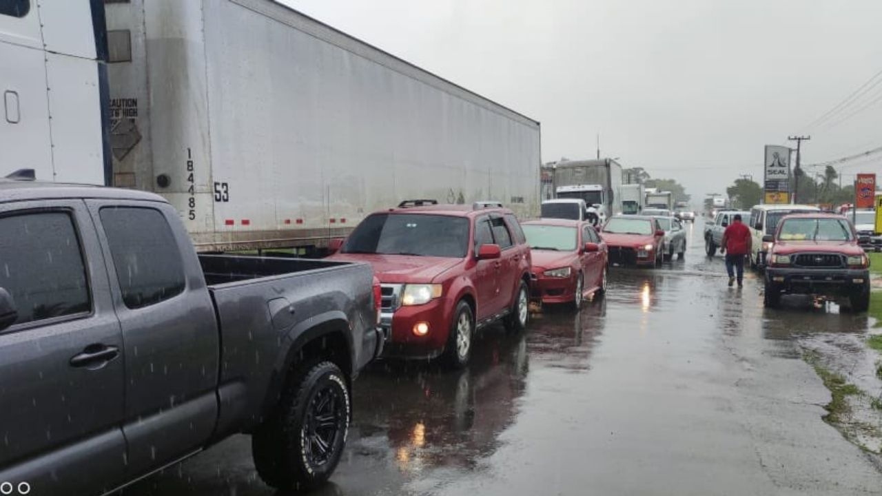 Imagen Principal de Nota: Cierran temporalmente el paso entre San Pedro Sula y La Ceiba debido al desbordamiento del río Leán