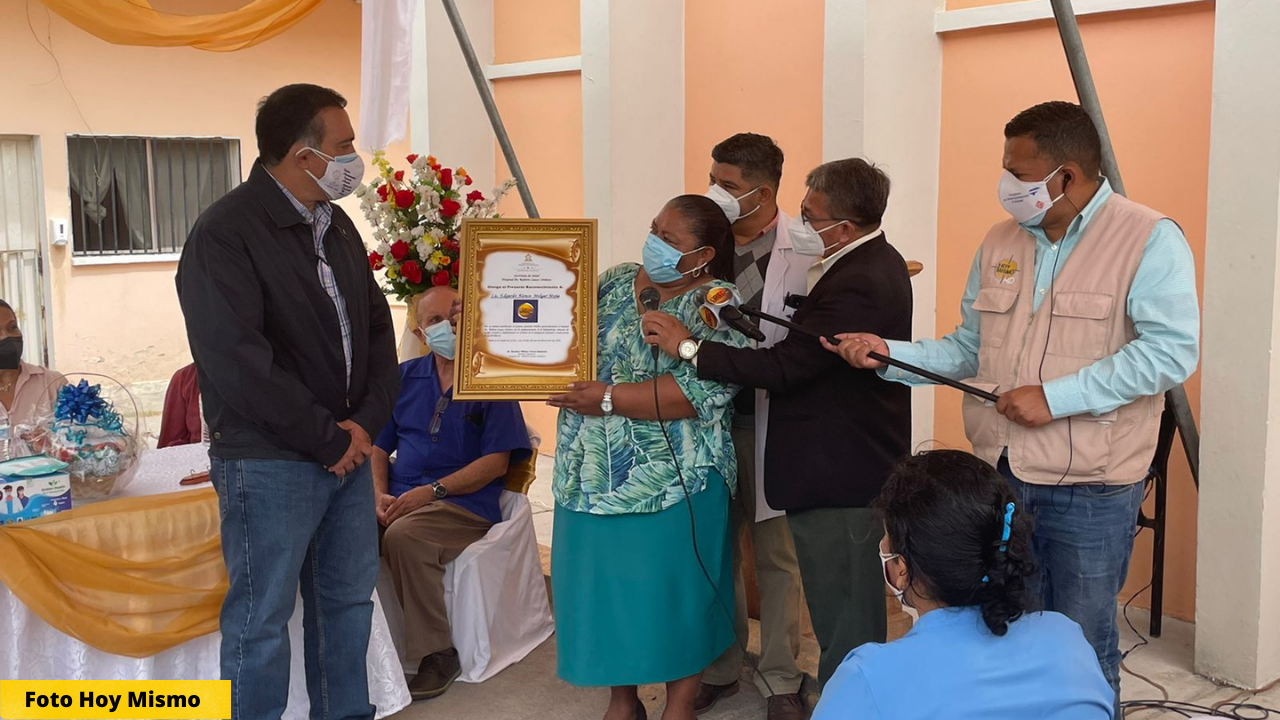 Imagen Principal de Nota: Noticiero Hoy Mismo recibe reconocimiento del Hospital Roberto Suazo Córdova por su gran labor durante la pandemia