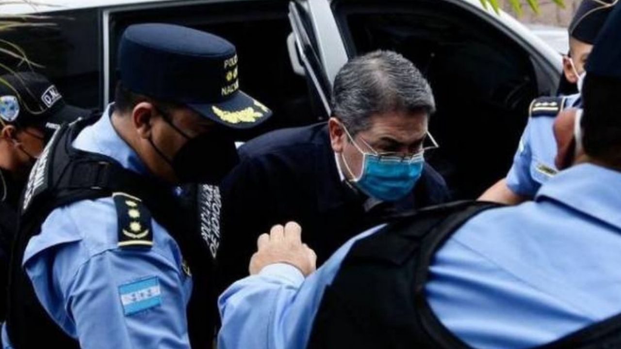 Imagen Principal de Nota: Juez deniega petición de arresto domiciliario; expresidente Hernández seguirá detenido en el Comando de Fuerzas Especiales