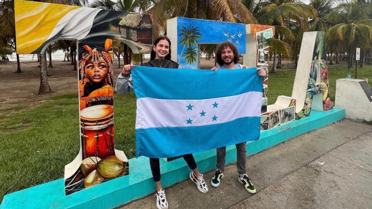 Imagen Principal de Nota: Luisito Comunica muestra la comida callejera en Honduras: ¡Este fue su platillo favorito!