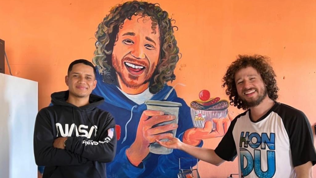 Imagen Principal de Nota: ¡Talento catracho! Luisito Comunica posa junto a pintura que le hizo hondureño