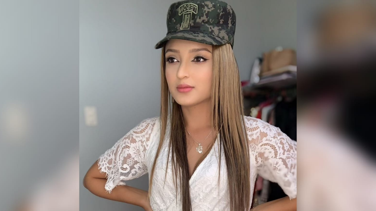 Imagen Principal de Nota: Viviana Alvarado 'La Barbie Policía' reacciona furiosa ante seguidor   que le preguntó  a qué  teniente le había robado la gorra