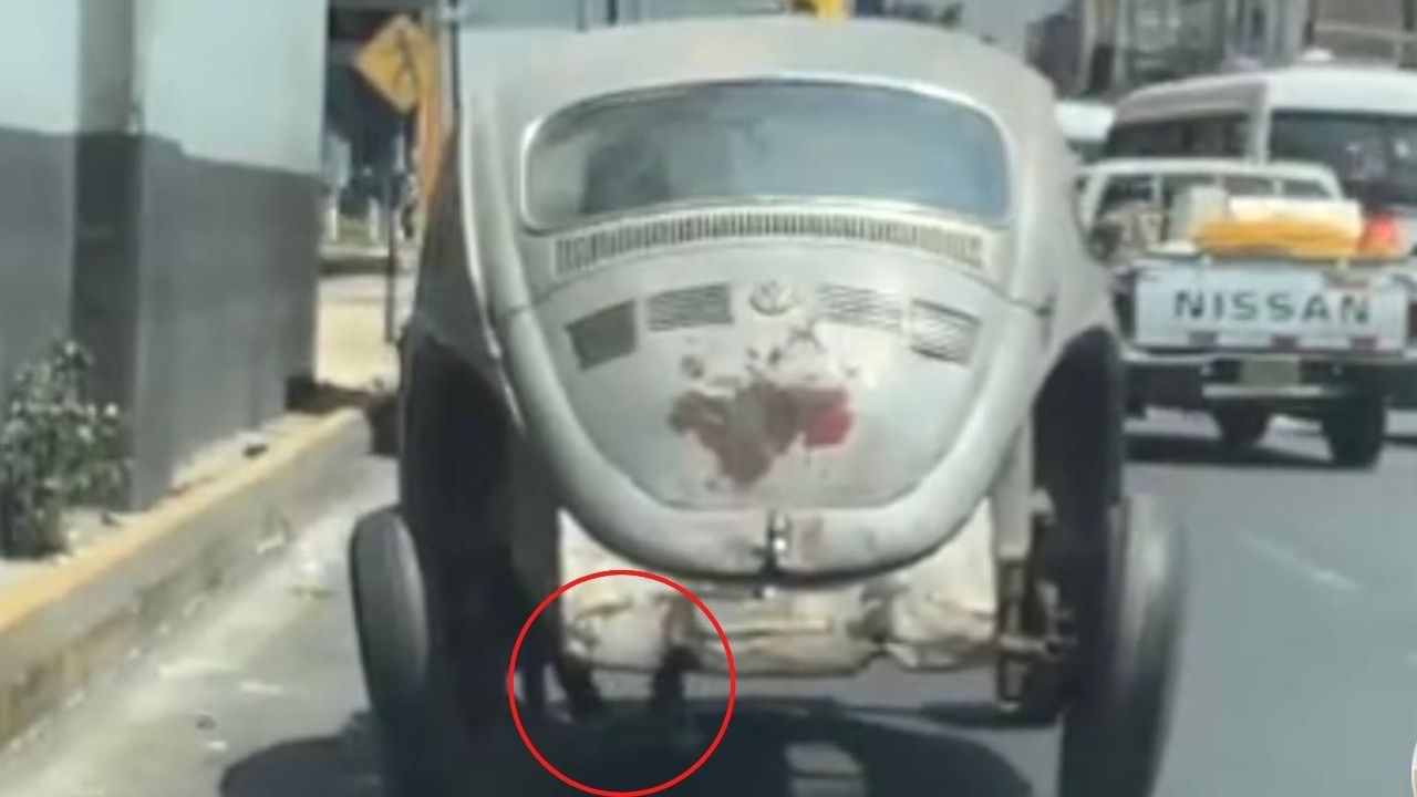 Imagen Principal de Nota: ¡Vídeo! Hombre se viraliza por conducir como Pedro Picapiedra
