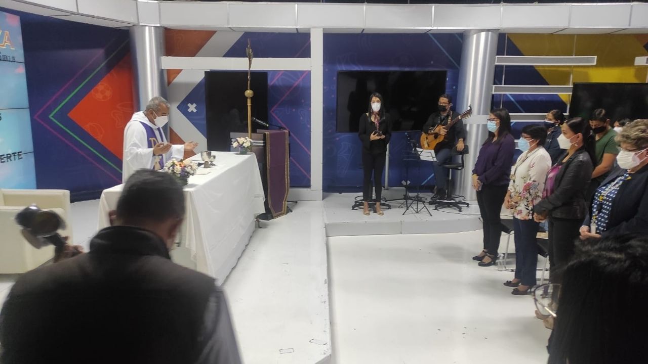 Imagen de Colaboradores de Televicentro celebran con misa el Miércoles de Ceniza