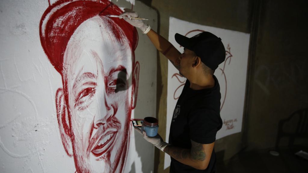 Imagen Principal de Nota: Artista colombiano se viraliza por pintar con sangre humana mural de Residente