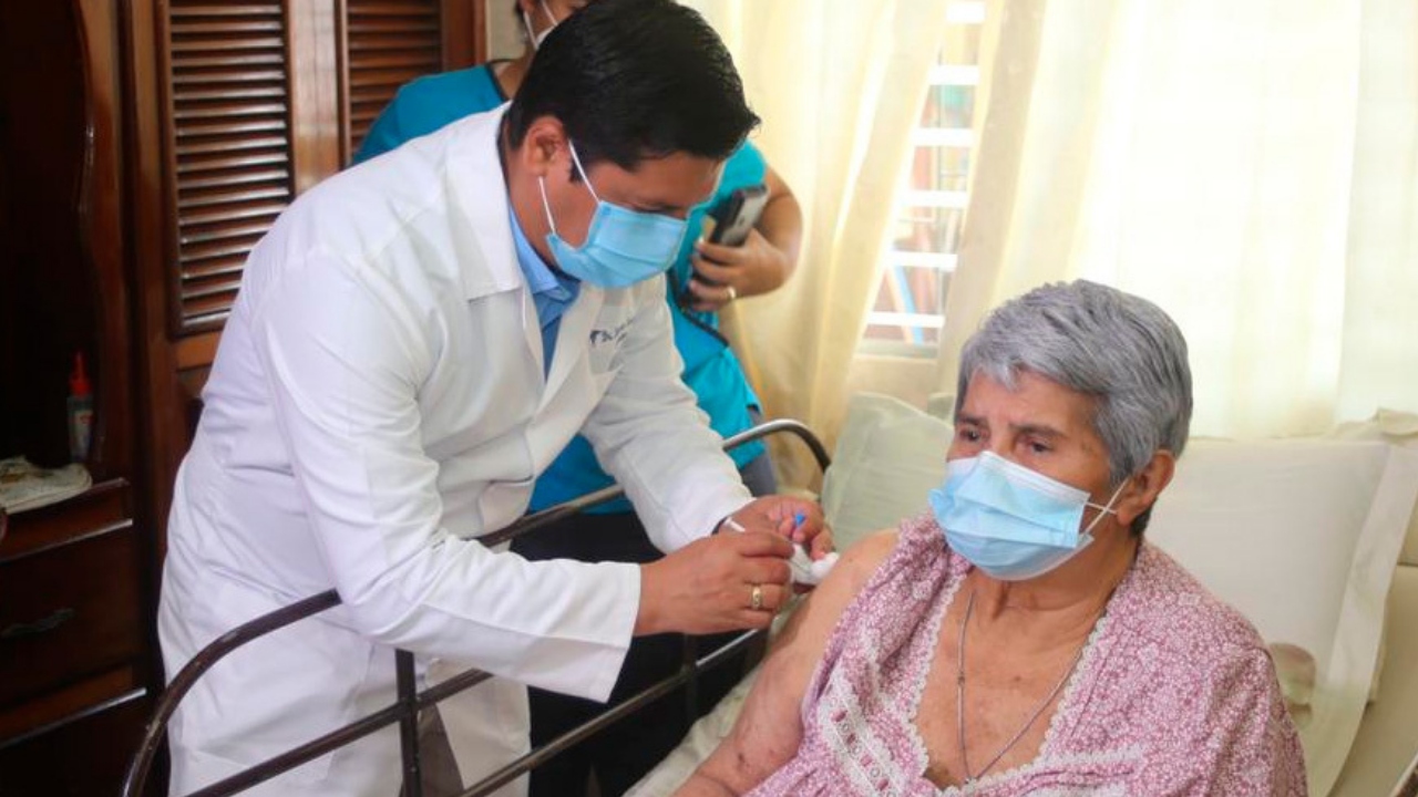 Imagen Principal de Nota: Comienza aplicación de cuarta dosis de vacuna contra el covid en Honduras