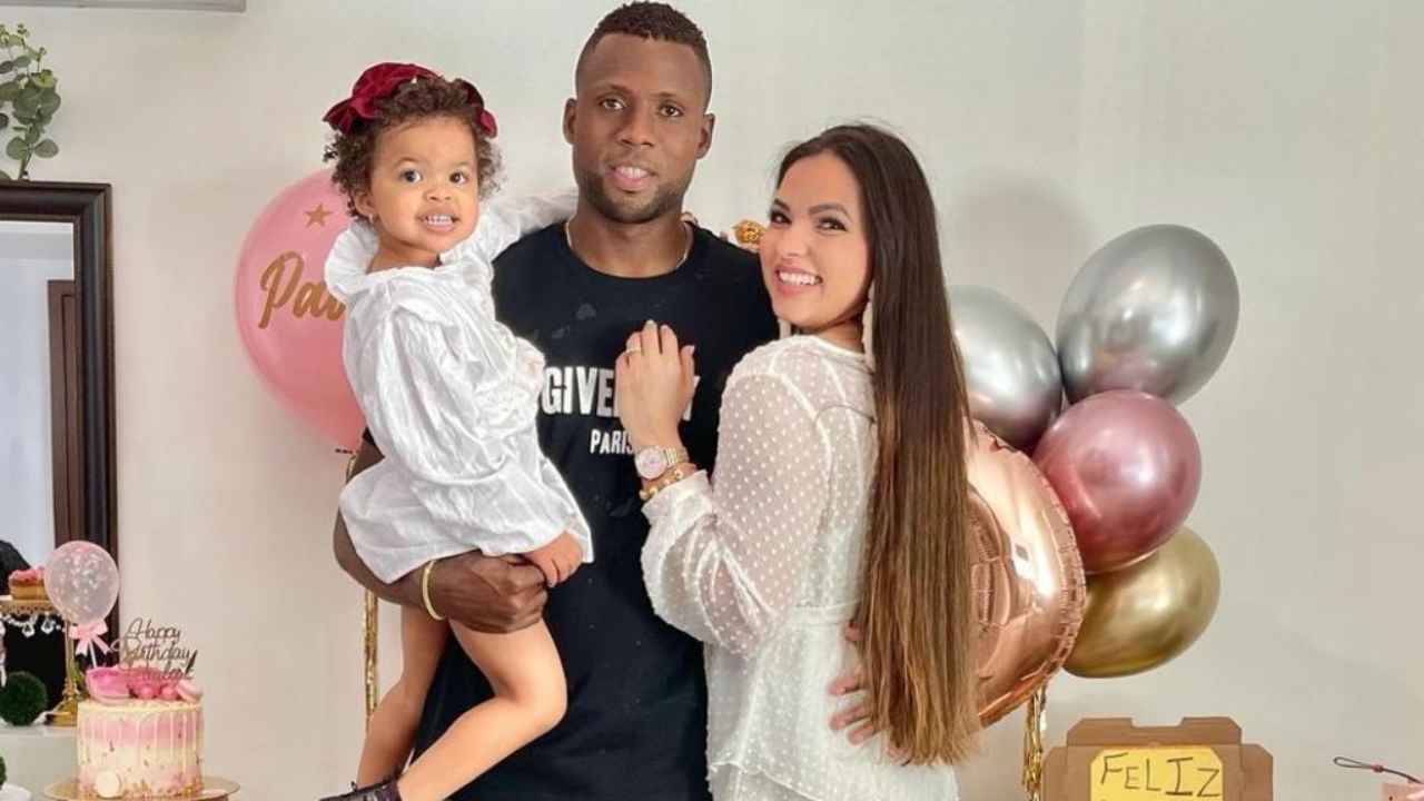 Imagen Principal de Nota: Yustin Arboleda dedica romántico vídeo a su esposa por su aniversario número 9