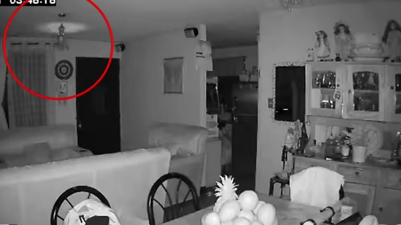 Imagen Principal de Nota: ¿El alma de un bebé? Cámaras de una casa captan a supuestos fantasmas, este es el vídeo