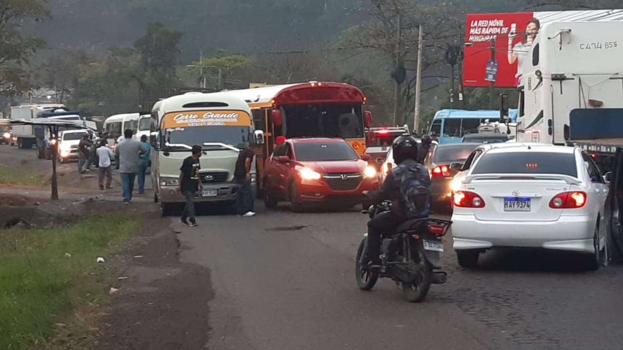 Imagen Principal de Nota: Estas calles amanecieron bloqueadas por el paro de transporte en Honduras