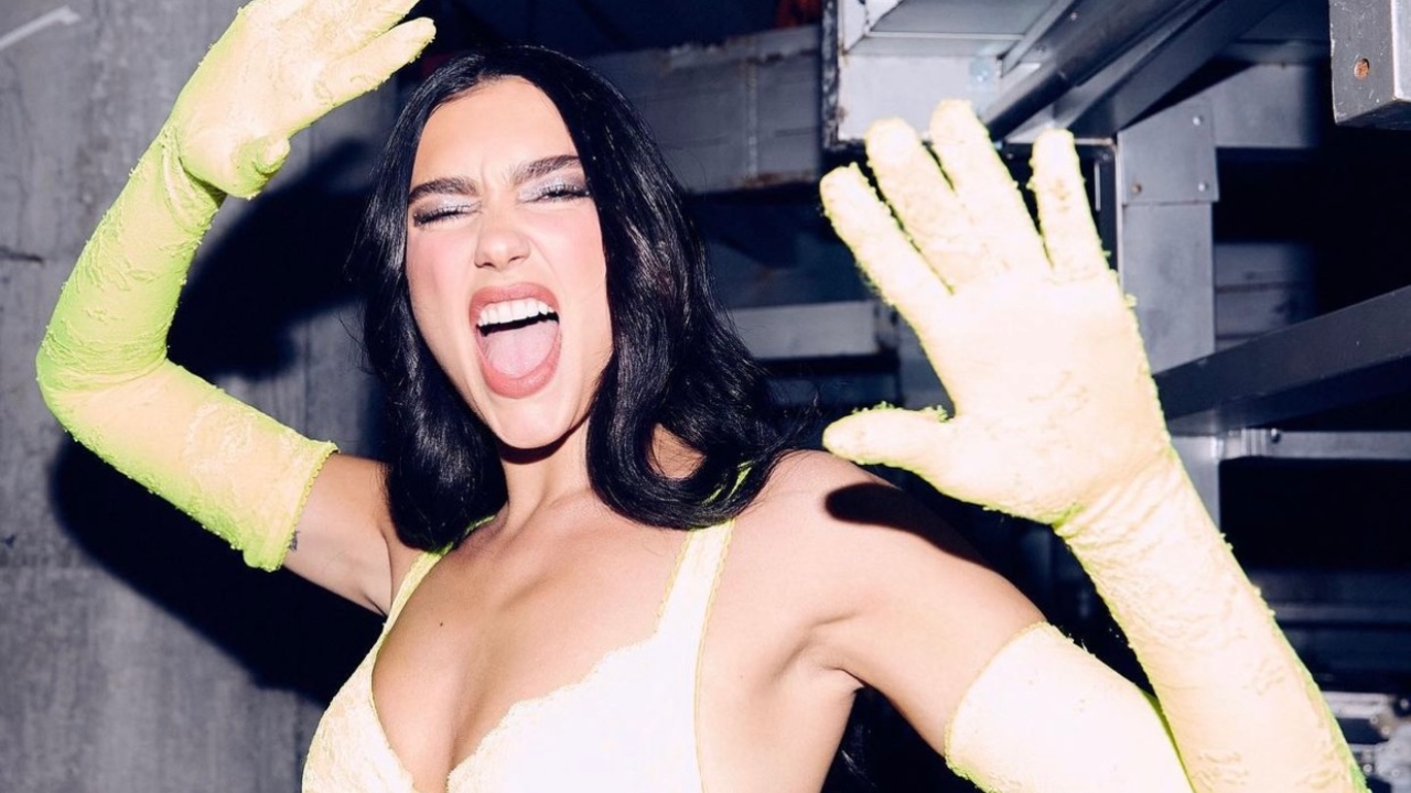 Imagen Principal de Nota: Dua Lipa en polémica tras sufrir caída durante concierto; fanáticos la  descubrieron haciendo lip sync