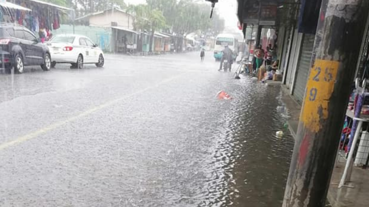Imagen Principal de Nota: Fuertes lluvias con actividad eléctrica caen sobre la mayor parte de Honduras este sábado