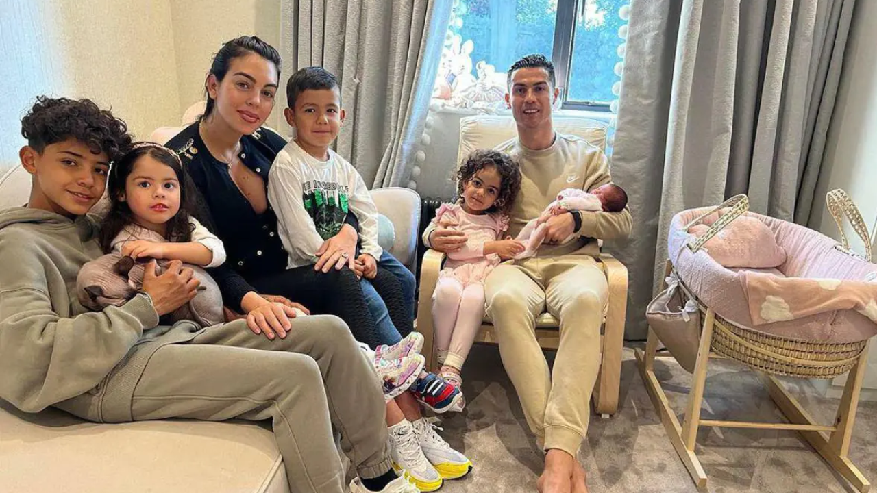 Imagen de Georgina Rodríguez comparte las primeras fotos de su bebé y revela su nombre