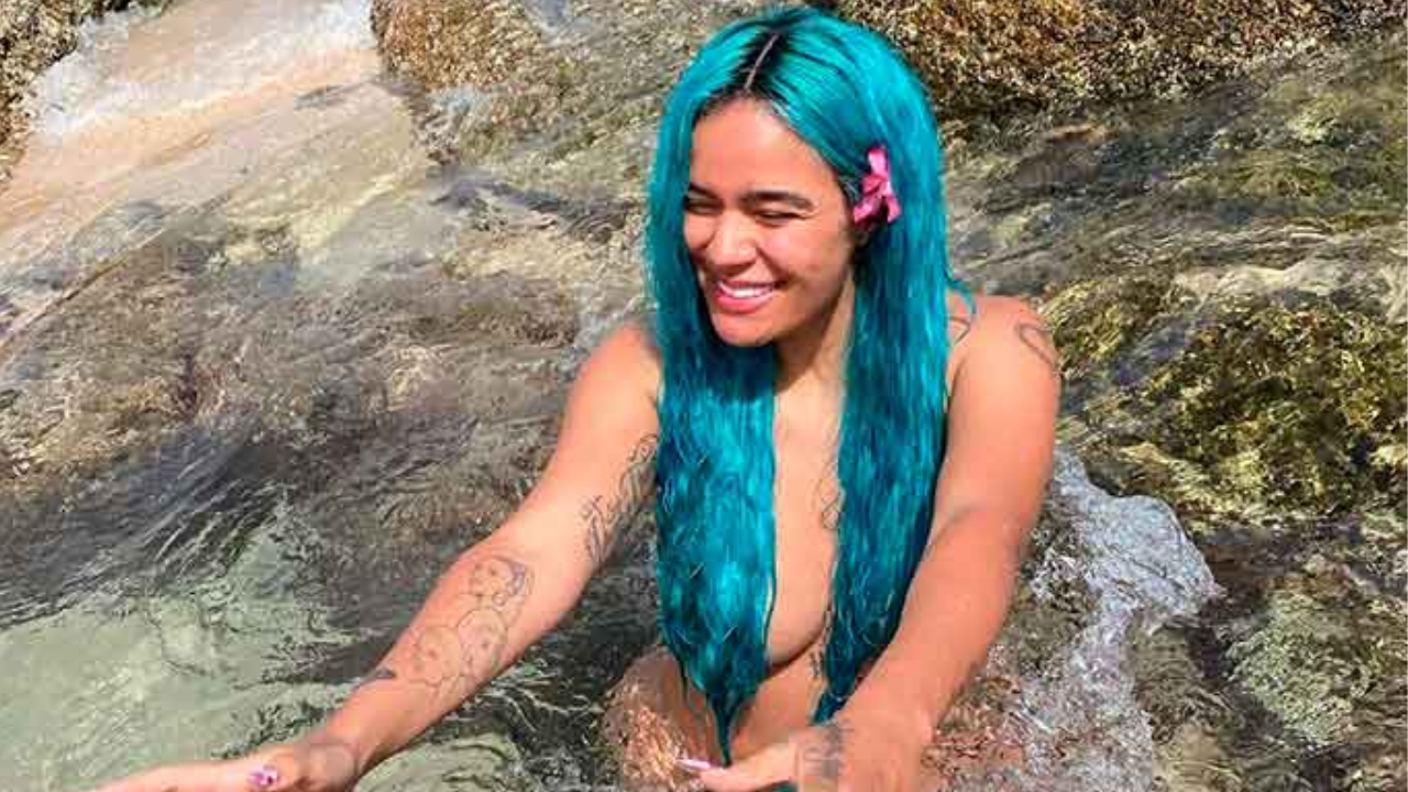 Imagen Principal de Nota: Karol G muestra su celulitis en sexy bikini y envía poderoso mensaje