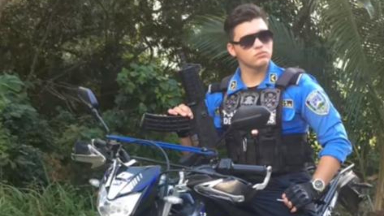 Imagen de Conoce al policía hondureño que roba suspiros en TikTok y se comparó con el agente de la DEA