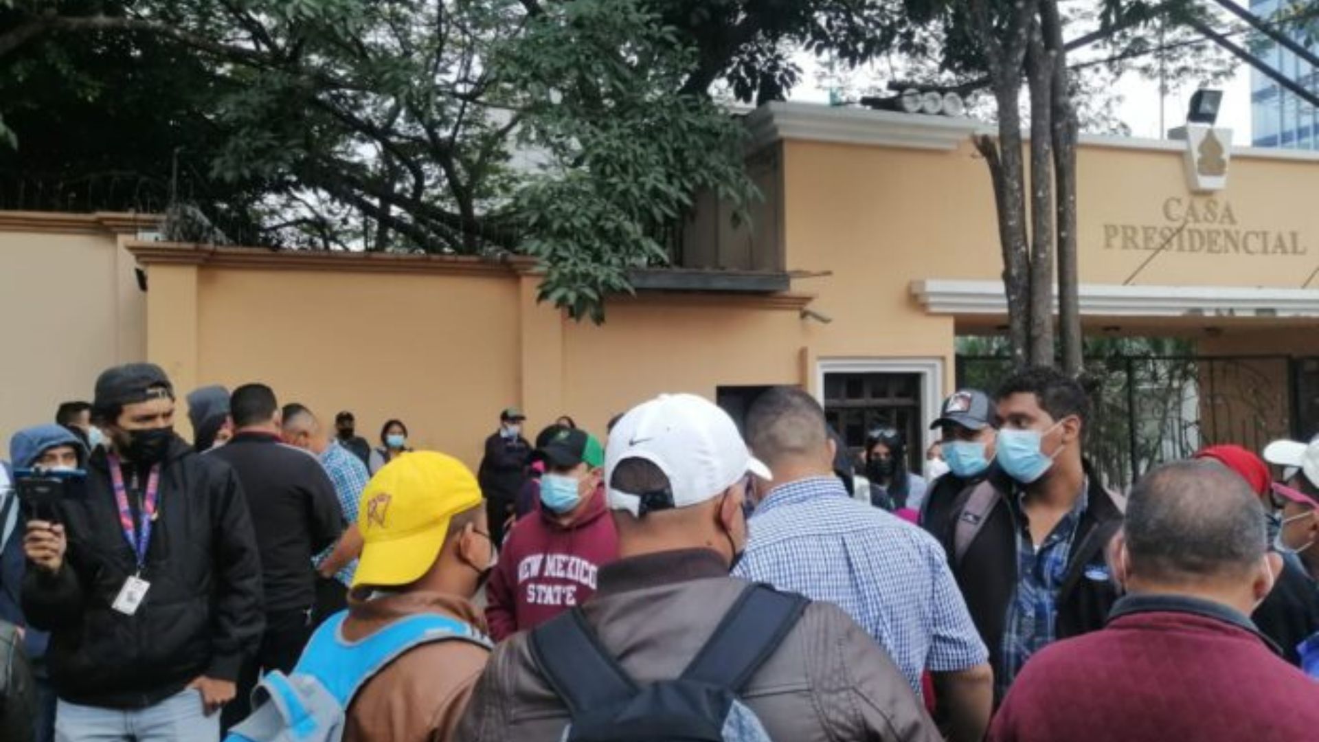 Imagen Principal de Nota: Maestros descartan protestas para el lunes