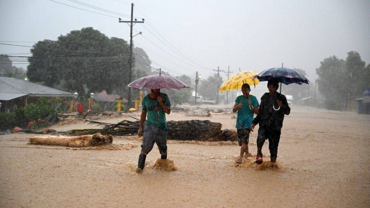 Imagen Principal de Nota: Lluvias y bajas temperaturas se mantienen en estas regiones de Honduras por paso de onda tropical