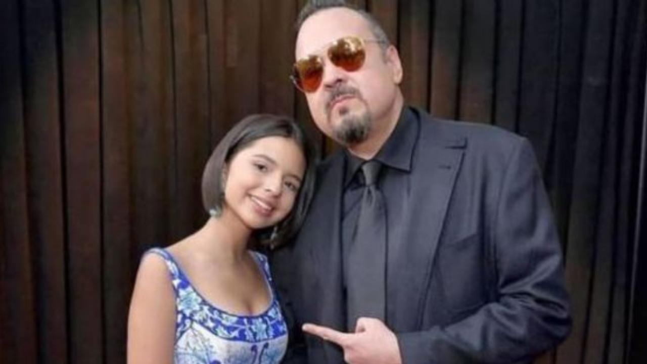 Imagen Principal de Nota: Pepe Aguilar reacciona molesto con su hija en pleno concierto por el escote de su vestido