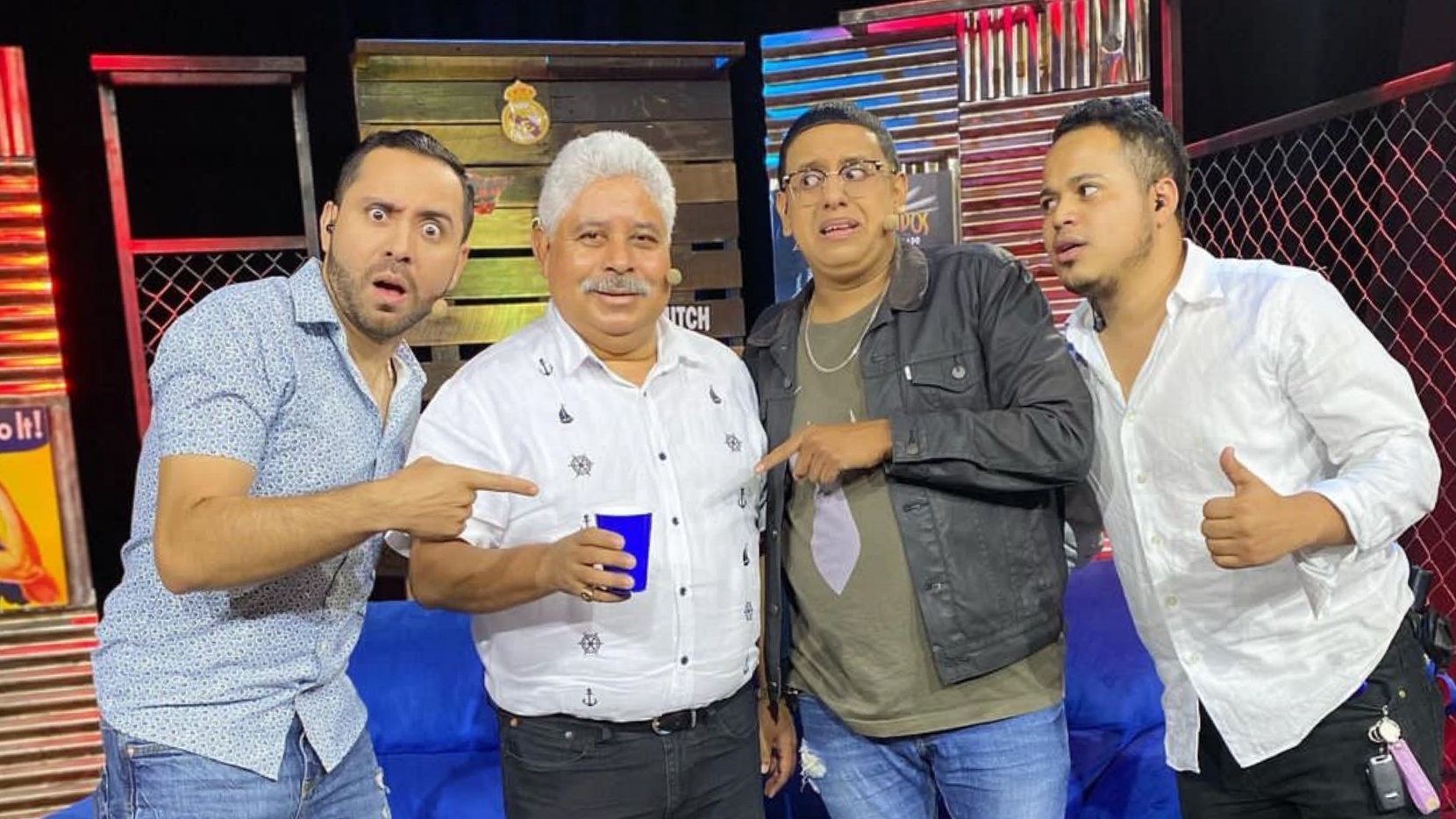 Imagen de Marvin Ponce le lanza un vaso a Elmer Valladares durante su visita a Los del Cuarto
