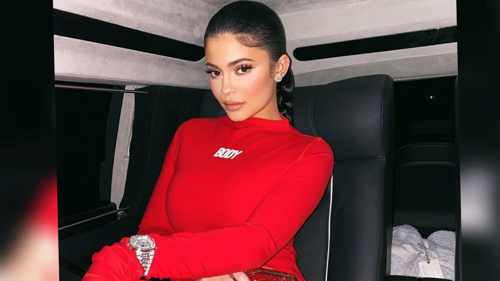 Imagen Principal de Nota: Kylie Jenner 'declarada criminal' ambiental por abusos de vuelos privados
