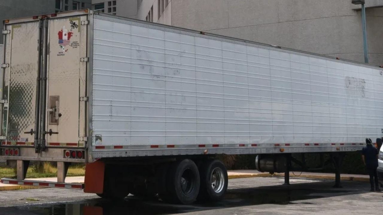 Imagen Principal de Nota: Encuentran a 13 migrantes hacinados en un tráiler en San Antonio, Texas