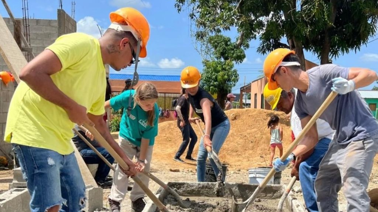 Imagen Principal de Nota: 'El tiktoker más odiado de Honduras' sorprende a Shin Fujiyama y le ayuda en la construcción de una escuela