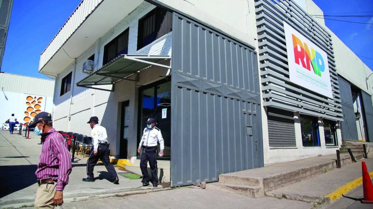 Imagen Principal de Nota: ¿Error en su nombre o apellidos? Estos son los requisitos para corregir un error en su DNI