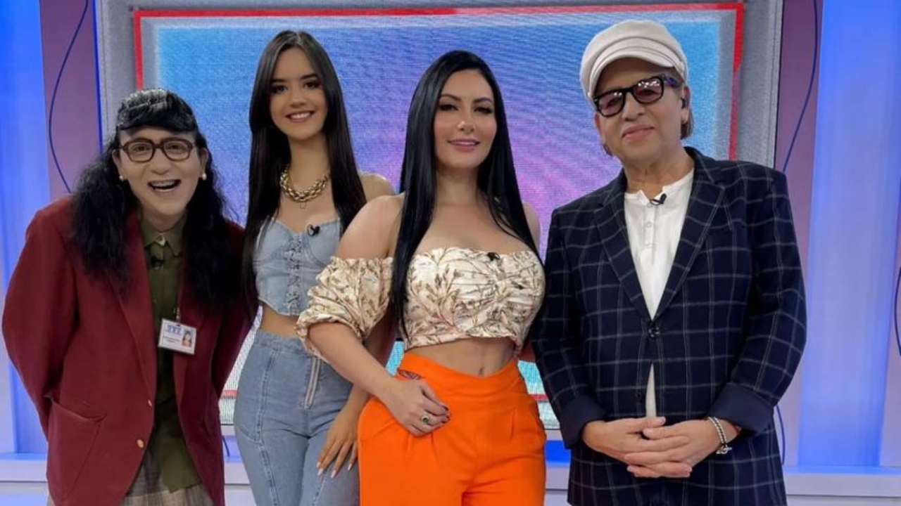 Imagen de El atrevido objeto que Ariana Herchi siempre lleva en su cartera