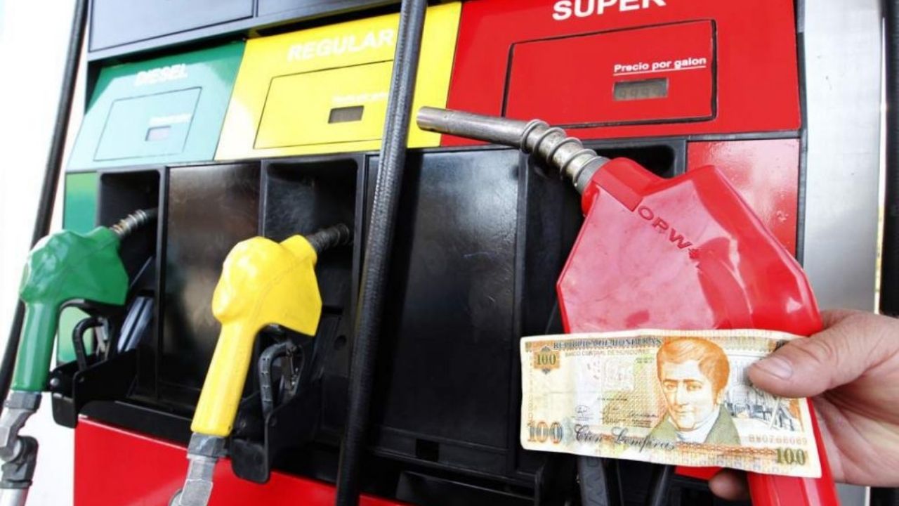 Imagen Principal de Nota: Anuncian nueva rebaja en los combustibles en Honduras; revisa la tabla de precios