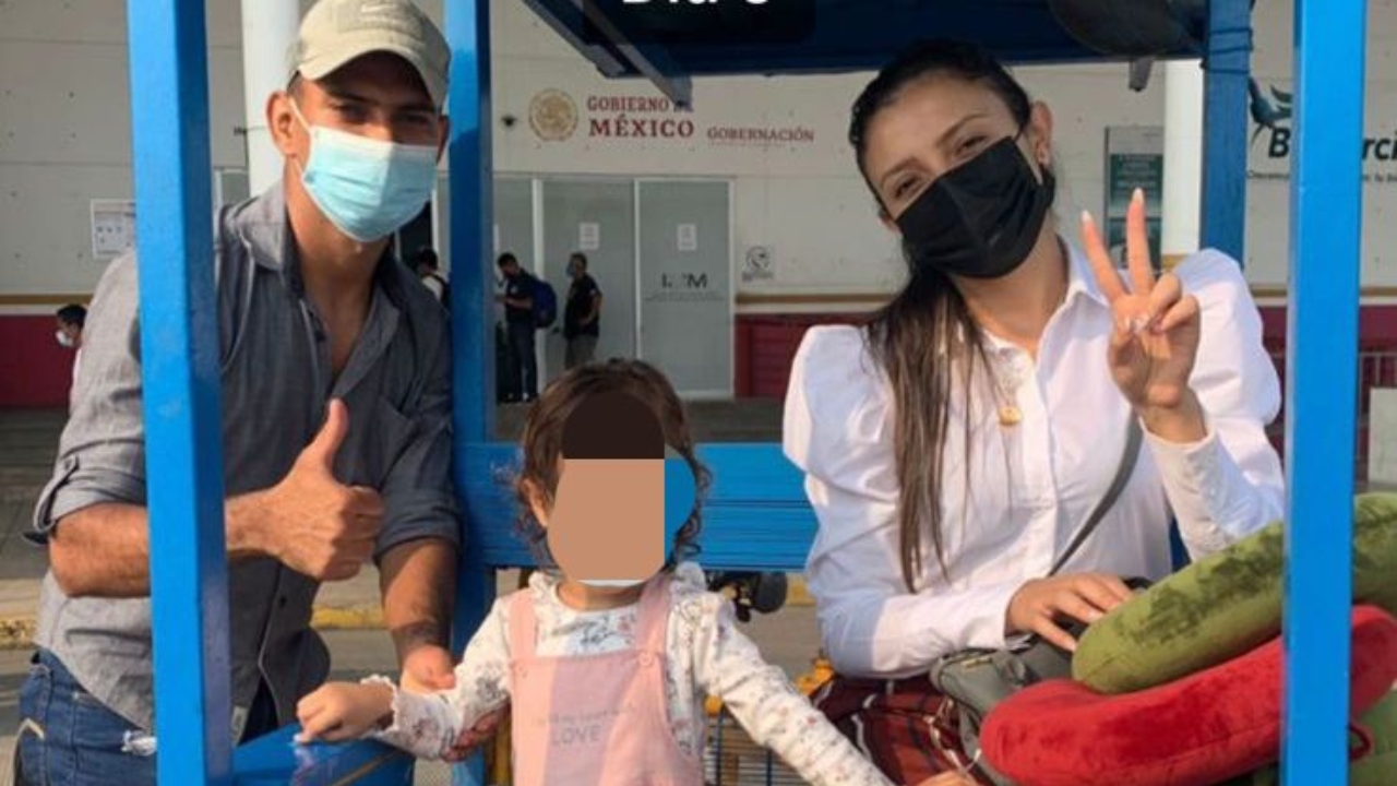 Imagen de 'La Barbie Policía' tras migrar a Estados Unidos: 'Venimos a darle un nuevo futuro a mi hija'