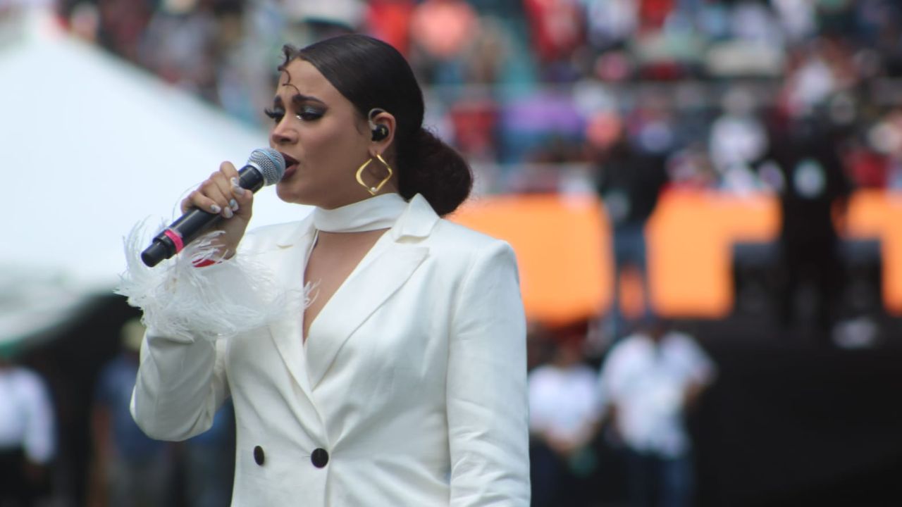 Imagen Principal de Nota: Así lució Cesia Sáenz al entonar el  Himno Nacional durante desfiles patrios de Honduras